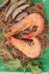 Baked shrimp with vermicelli and celery leaves.