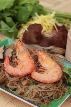 Baked shrimp with vermicelli and celery leaves.
