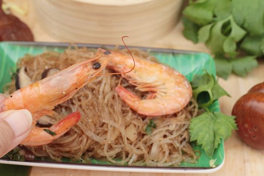 Baked shrimp with vermicelli and celery leaves.