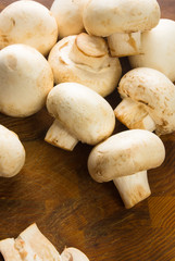 champignons on wooden background