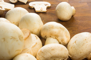 champignons on wooden background