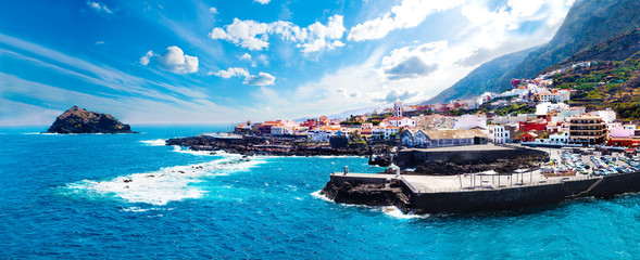 Pueblo costero Garachico,Isla de Tenerife.Islas Canarias.España.Paisaje de pueblo y playa.Paisaje pintoresco marino.Mar y montañas.Arquitectura tipica. © C.Castilla