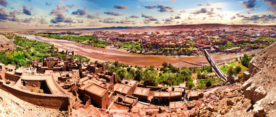 Pueblo de Ouarzazate.Marruecos.Paisaje de puesta de sol.Desierto,rio y arquitectura.Excursión y...