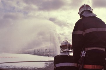  Firefighters extinguishing a fire (Pompiers éteignant un feu)