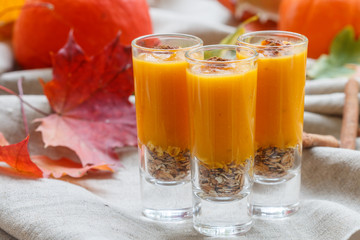 Pumpkin smoothies with cinnamon, ginger and granola