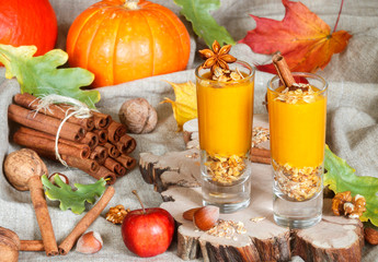 Pumpkin smoothies with cinnamon, ginger and granola