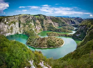 Deurstickers Rivier Meanders bij de rotsachtige rivier Uvac-kloof, zuidwesten Servië