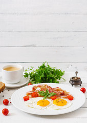 Petit-déjeuner anglais - œuf au plat, tomates et bacon.