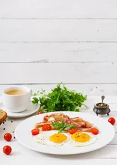 Papier Peint photo Lavable Oeufs sur le plat Petit-déjeuner anglais - œuf au plat, tomates et bacon.