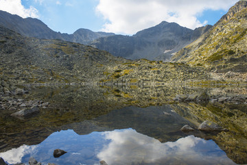 Fototapeta na wymiar Autumn landscape with mountain lake