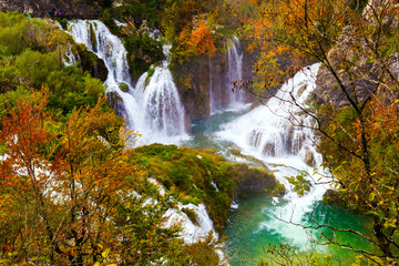 Fototapeta na wymiar Autum colors and waterfalls of Plitvice National Park