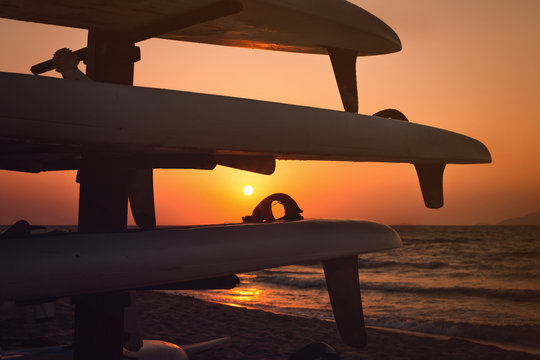 Surfbretter vor dem Sonnenuntergang