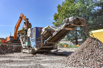 Recycling - Baumaterial, Steinmühle auf einer Baustelle