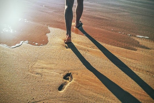 Strand, Abdruck, Spuren im Sonnenuntergang am Meer