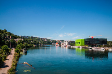 Obraz premium Reflets des bâtiments dans la Saône dans le quartier de Confluence à Lyon