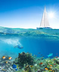 Crédence de cuisine en verre imprimé Plonger Young woman snorkeling under the boat