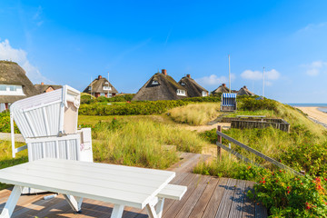 Strandkorb und Tisch an der Küste der Insel Sylt in der Nähe von List Village, Deutschland