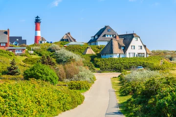 Crédence de cuisine en verre imprimé Mer du Nord, Pays-Bas Route de phare dans le village de Hornum sur la côte sud de l& 39 île de Sylt, Allemagne