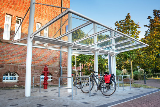 Fahrradständer überdacht – Moderner Stellplatz für Fahrräder