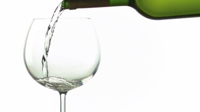 verre de vin blanc sur fond blanc en slow motion 500 fps