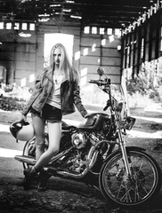 Obraz premium Pretty woman near a motorcycle