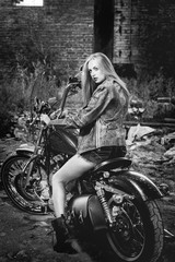 Obraz na płótnie Canvas Pretty woman on the motorcycle.