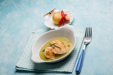 scallop over green peas cream