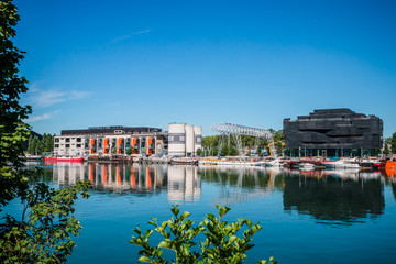 Reflets des bâtiments dans la Saône dans le quartier de Confluence à Lyon