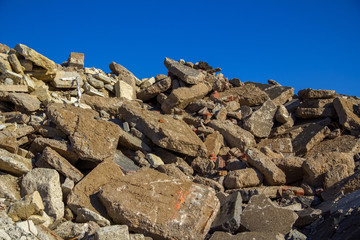 Haufen aus zerkleinerten Betonteilen eines abgerissenen Gebäudes, ein Berg an Bauschutt nach...