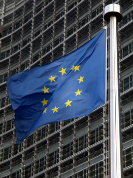 EU-Flagge vor EU-Kommission, Brüssel
