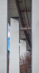 Arbeiter reparieren eine Brücke bei Sanierung an der Autobahn