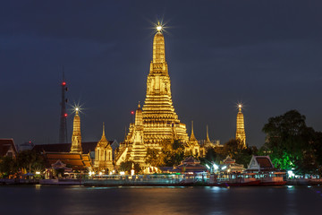 Fototapeta premium Wat Arun w bangkoku lub tajlandii