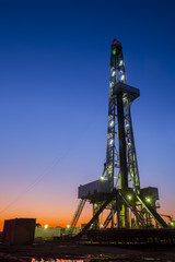Obraz premium oilfield derrick at night