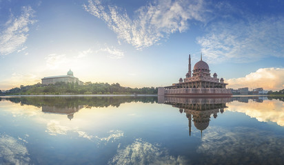 Obraz premium Morning reflections of Putra Mosque and Perdana Putra in Putraja