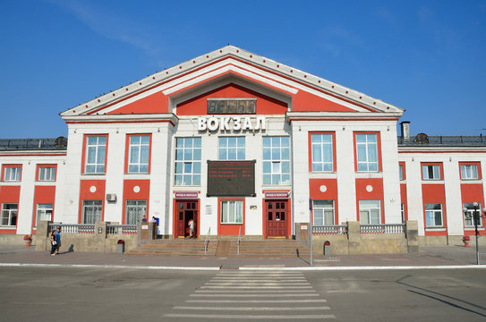 Россия, железнодорожный вокзал в Барнауле летом