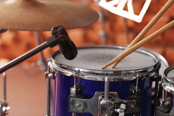 Obraz na płótnie Canvas Set of drums in a recording studio