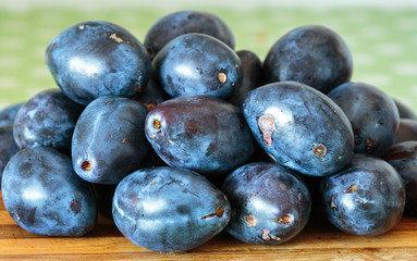 Obraz premium Fresh plums in the kitchen