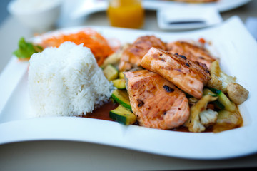 Grilled salmon with veggies
