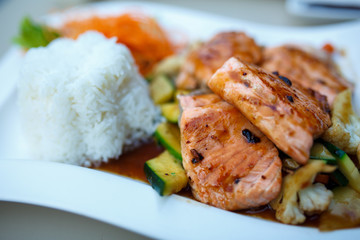 Grilled salmon with veggies