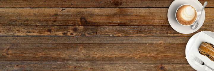 Fototapeta Tasse Cappucino mit Gebäck auf rustikalem Holztisch obraz