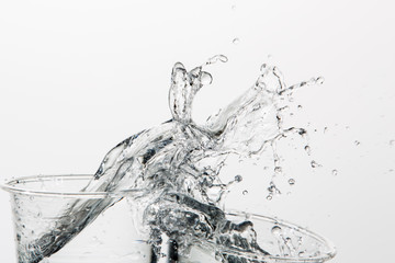 コップから飛び散る水