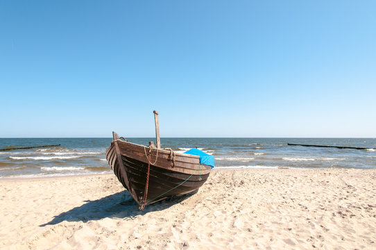 Fischerboot KOS 1 am Strand von K&ouml;lpinsee auf Usedom