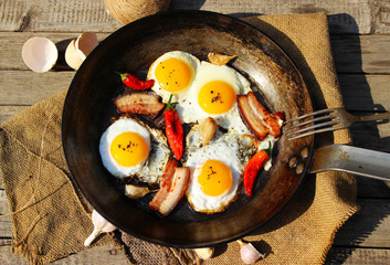 Жареные яйца с беконом, чесноком и перцем чили