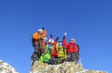 Hochstimmung bei einer Gruppe Alpinisten im winterlichen Hochgebirge