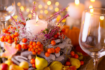 Festlich gedeckter Tisch im Herbst