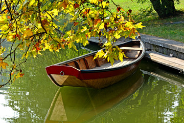 Ruderboot am Seeufer im Herbst