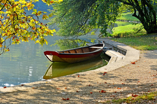 Ruderboot am Seeufer im Herbst