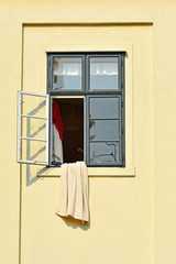 Altes Holzfenster mit Handtuch zum Trocknen