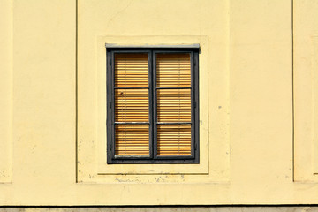 Altes Holzfenster mit Holzjalousie