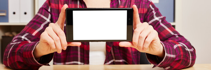 Hände halten Smartphone mit leerem Touchscreen